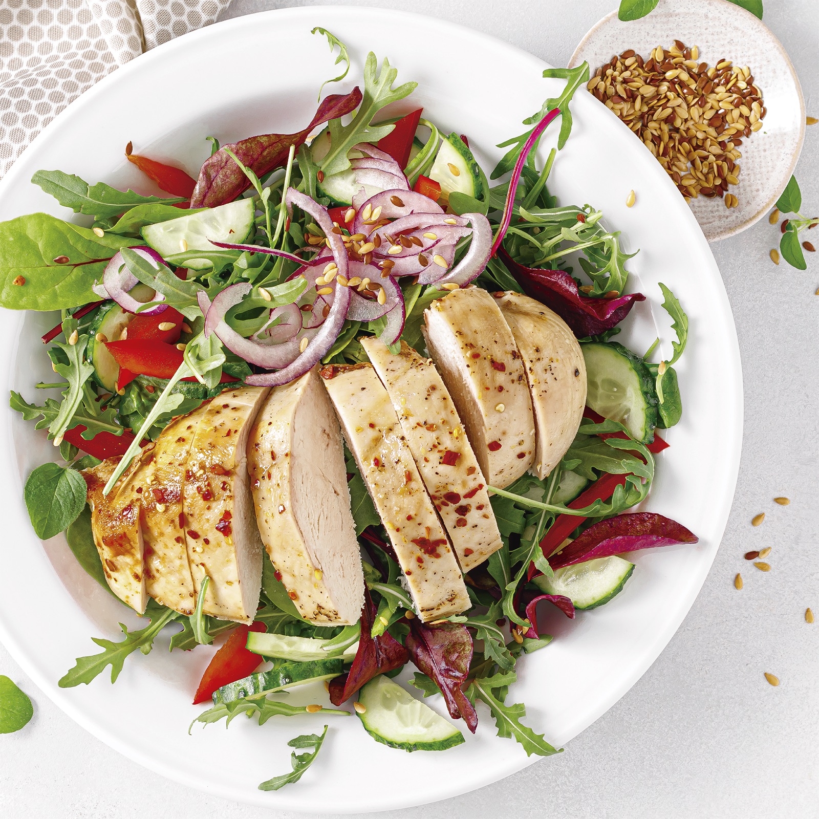 Pechuga grillada ROZ The Real Food servida con ensalada fresca