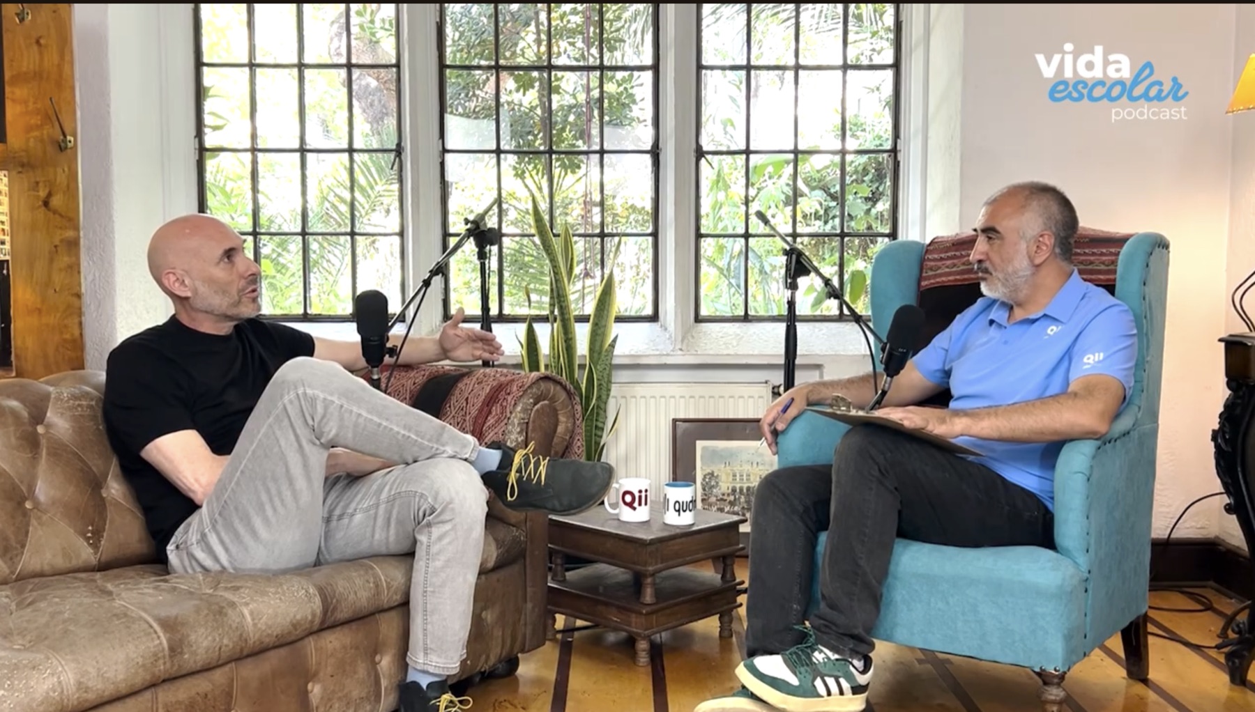 Grabación del podcast Vida Escolar con dos personas conversando